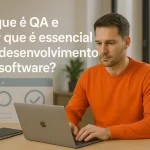Um homem fazendo testes de QA no notebook