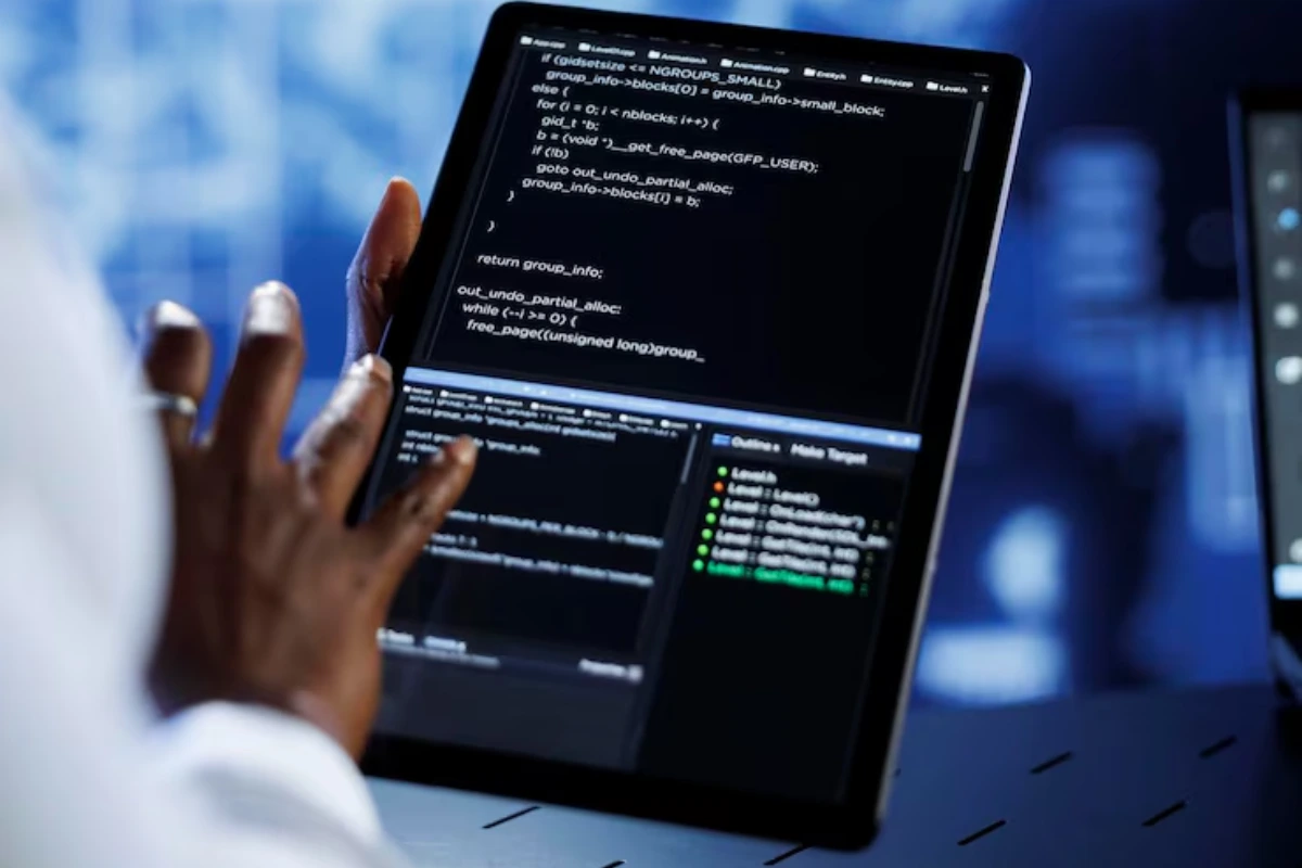 Mãos mexendo em um tablet