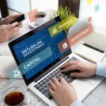 Mãos digitando em um notebook calculando ROI