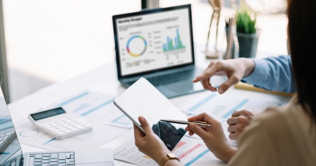 Picture of a woman analyzing quality metrics