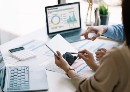 Picture of a woman analyzing quality metrics