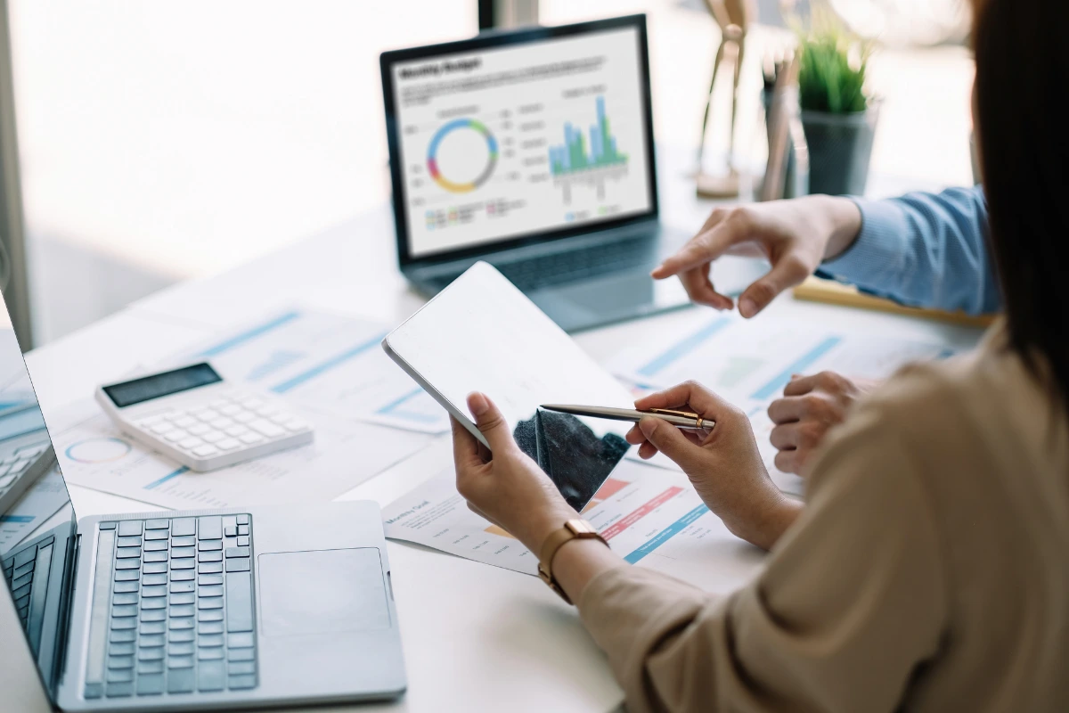 Picture of a woman analyzing quality metrics
