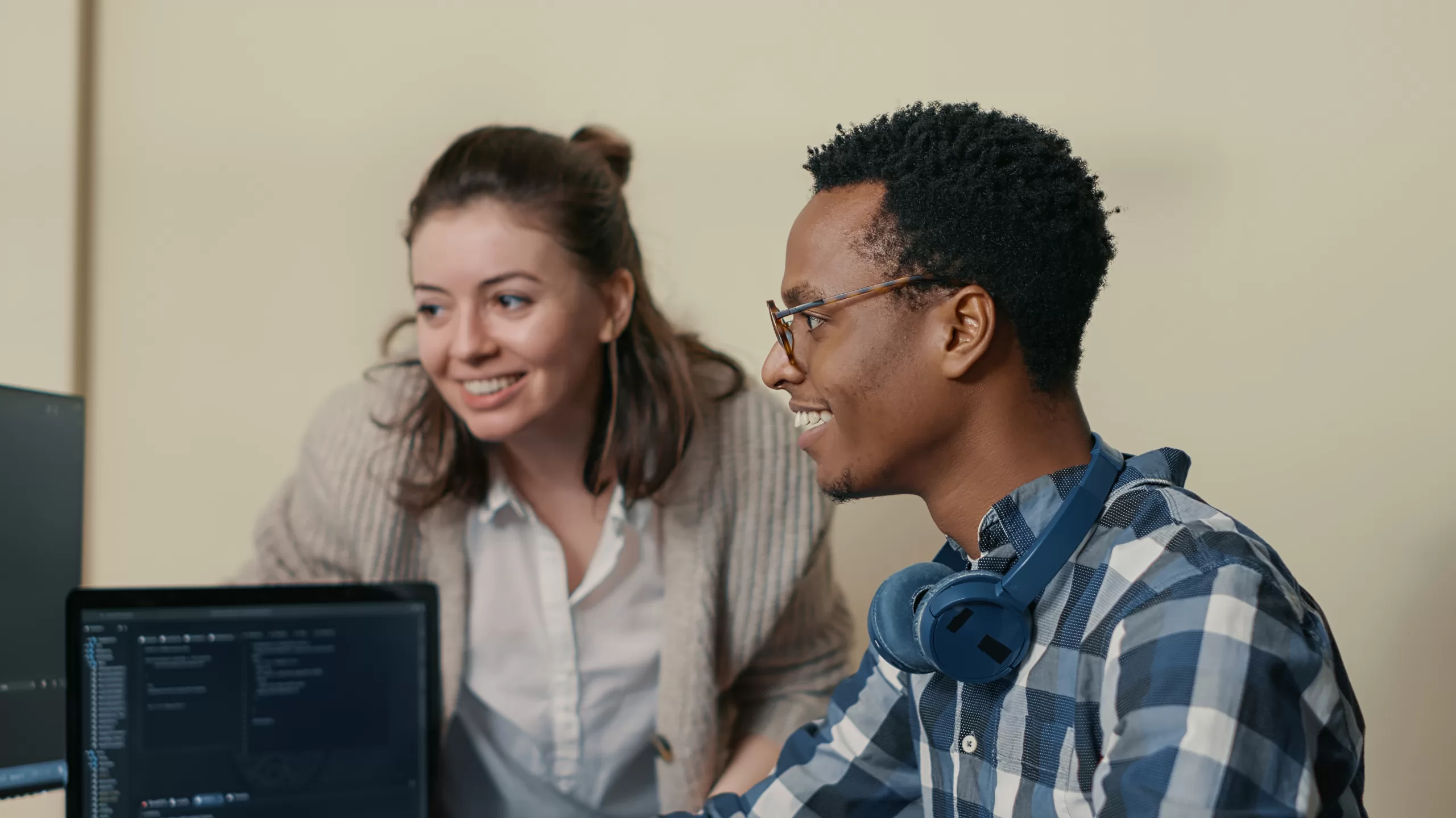 Two developers working representing the role of QA in agile methodologies