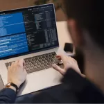 Um homem branco de costas realizando um teste automatizado