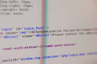 Trecho de código HTML/CSS exibindo tags e texto de erro (Authentication Failed), simbolizando falhas e problemas encontrados em testes de API e código.