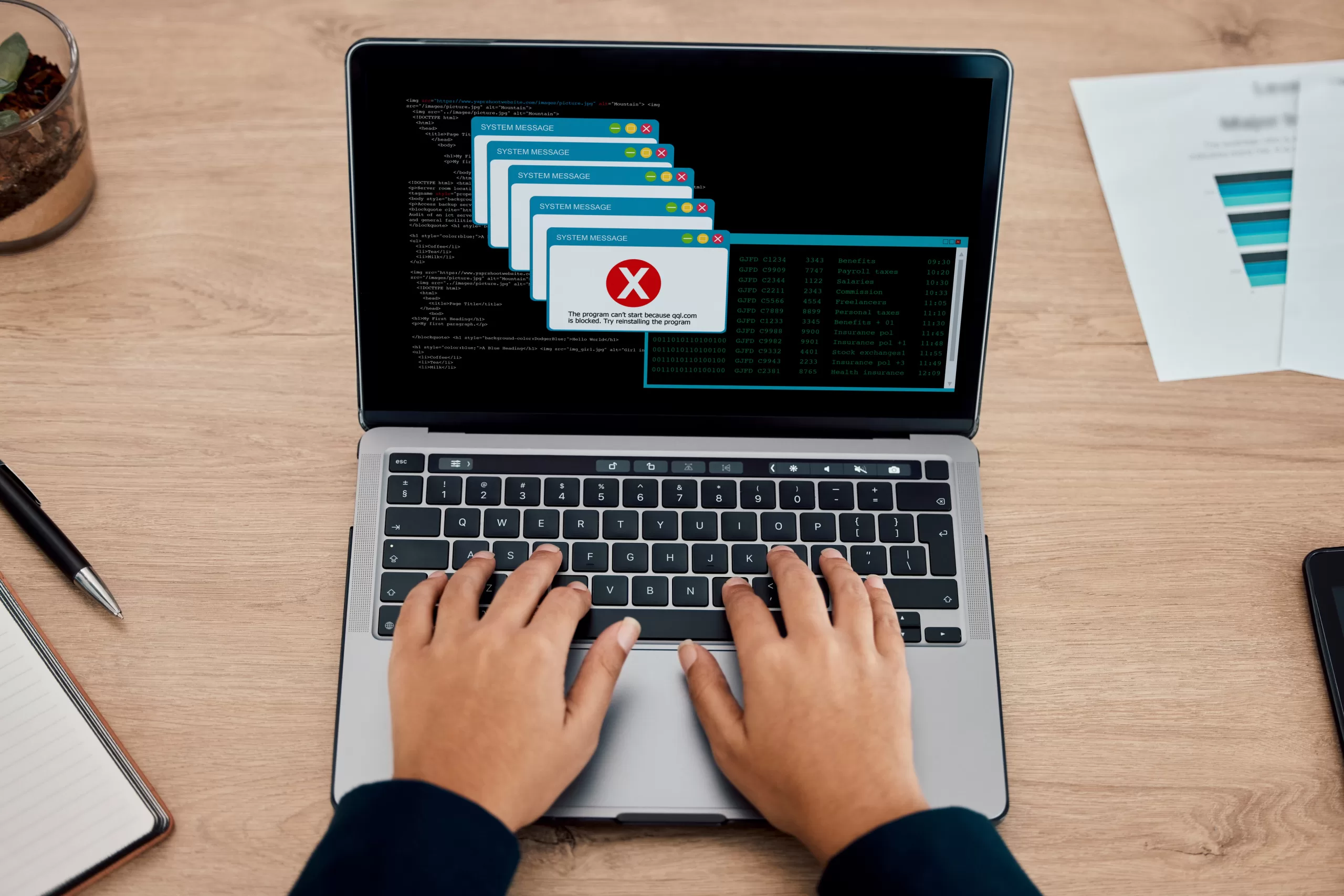 Mãos digitando em um notebook com múltiplas mensagens de erro e código exibidos na tela, indicando uma falha de sistema ou erro de programa.