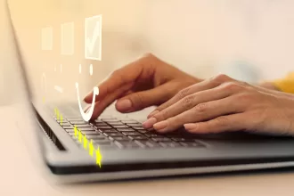 femininas digitando em um notebook com ícones de avaliação de satisfação, incluindo estrelas e um rosto sorridente. Inglês, representando a etapa de QA e tester