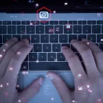 Mãos digitando em teclado de laptop com overlay de ícones digitais representando testes de segurança e automação de software, ilustrando o conceito de testes funcionais automatizados