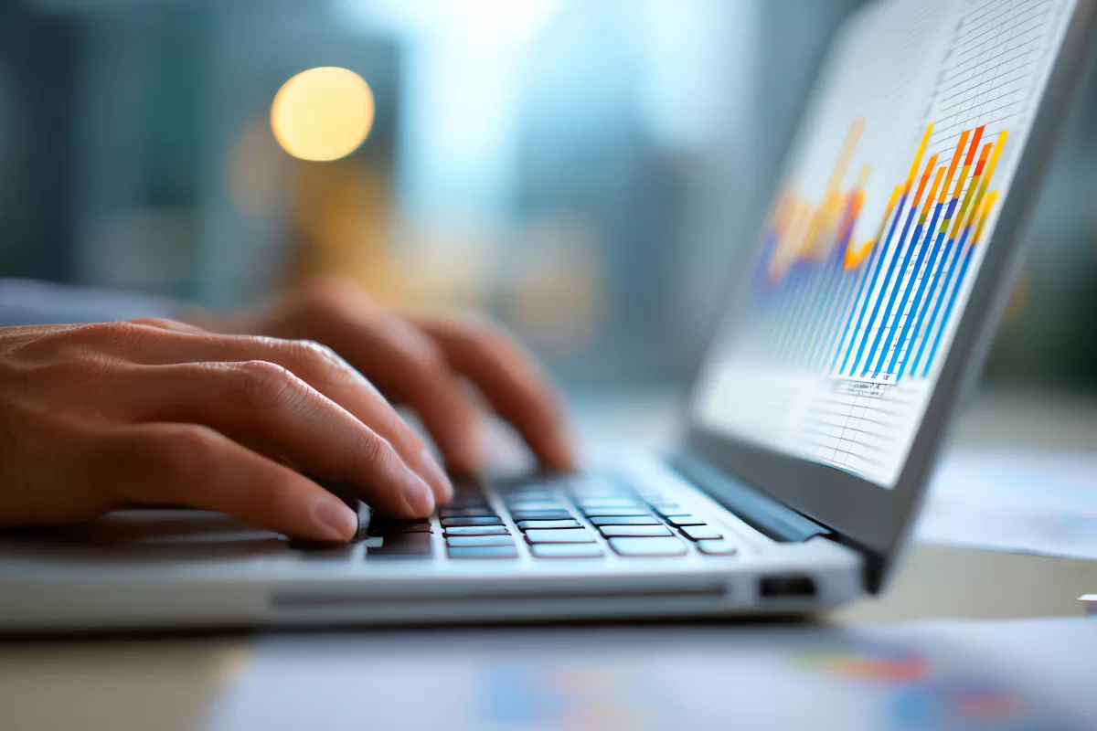 Gráficos em um notebook representando relatórios e resultados de testes de software