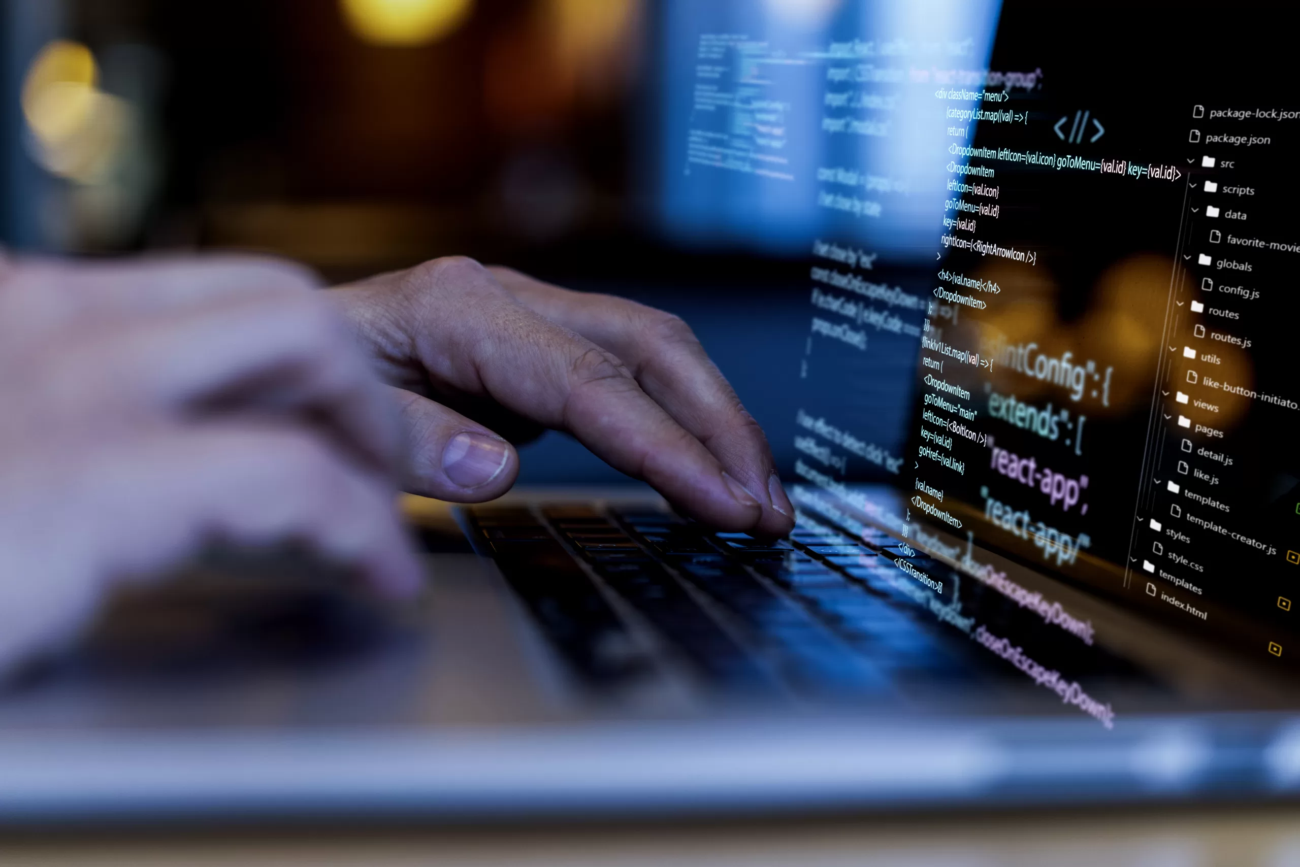 Dois profissionais de tecnologia trabalhando em conjunto, visualizando código de programação em laptop com ambiente de desenvolvimento integrado