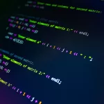 Close-up de uma tela de computador com linhas de código de programação coloridas em um editor de texto, representando o desenvolvimento de software e a análise técnica de vulnerabilidades.